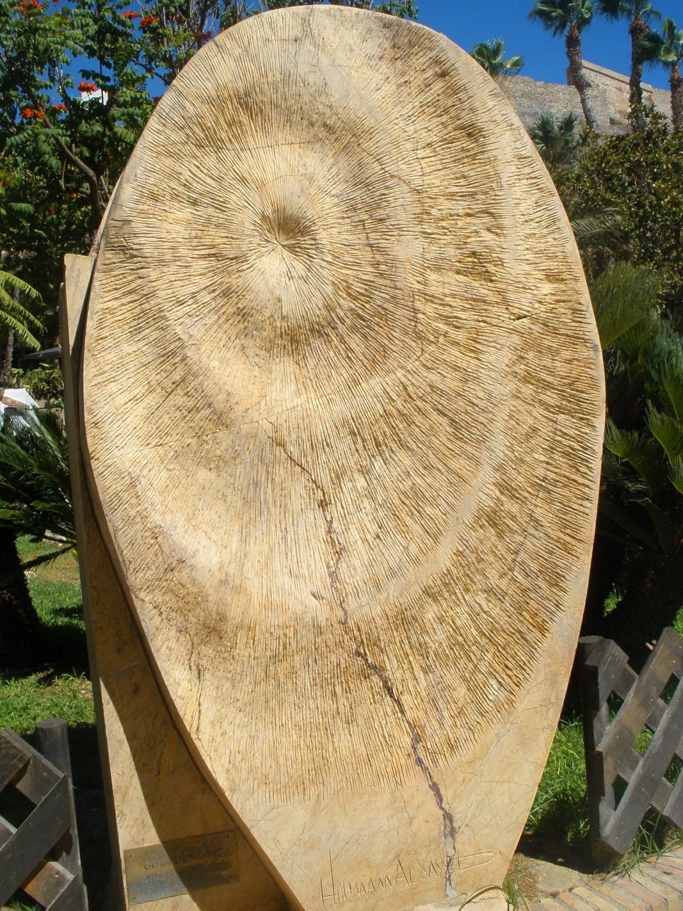 Eine der Steinskulpturen – ein ovales Kunstwerk mit Spiralmotiv