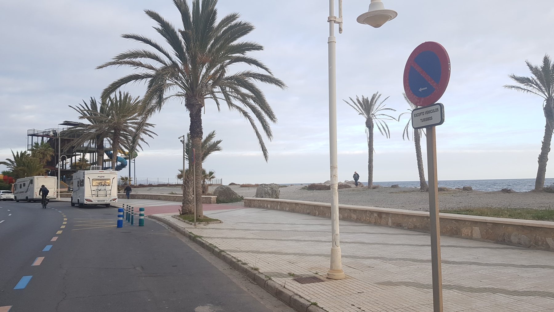 Parkering langs strandvejen ved Velilla med vandlandets rutsjebaner i baggrunden (januar 2024)