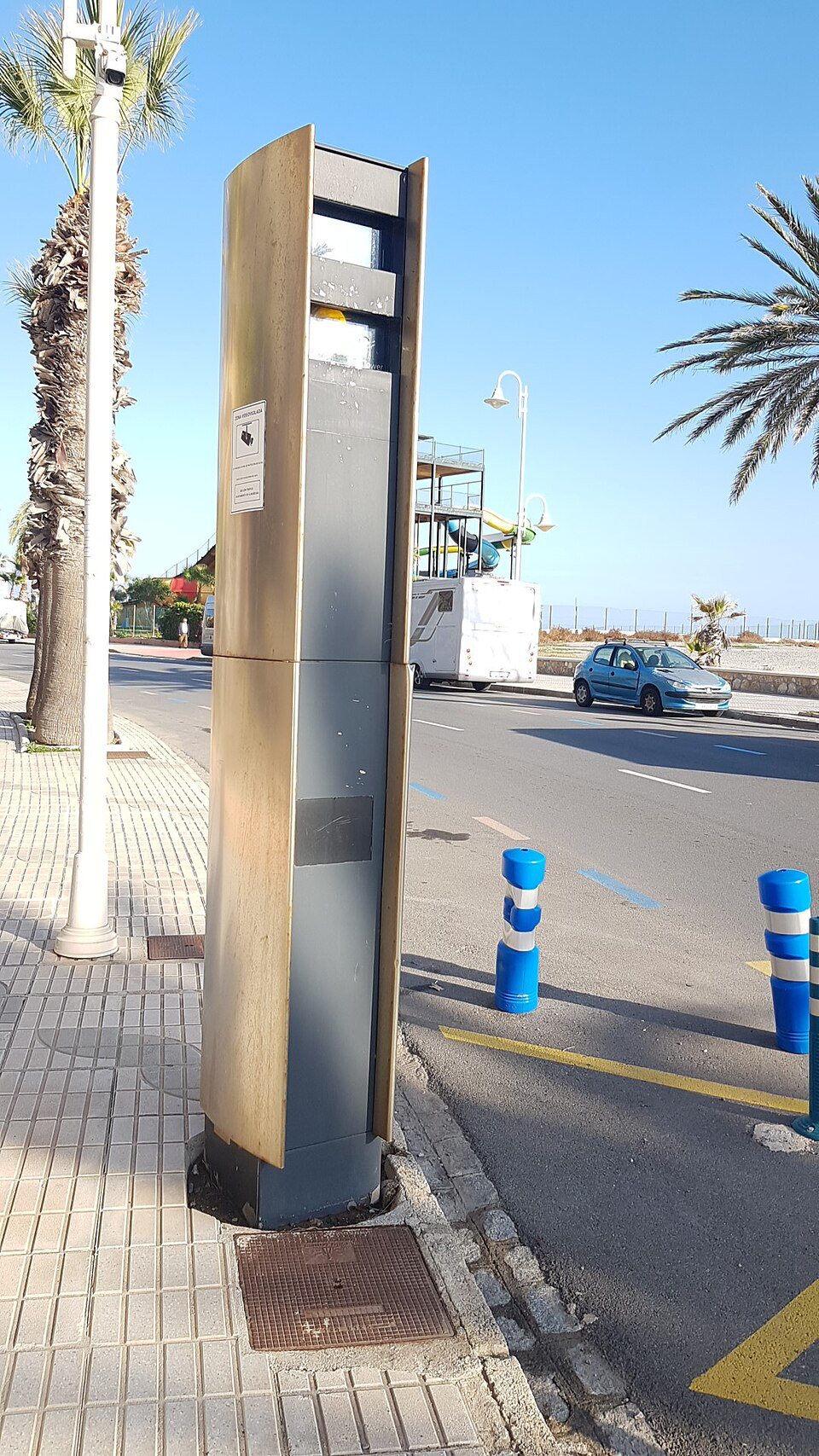 Fotoboksen på Paseo Reina Sofía – med badelandets sklier i bakgrunnen