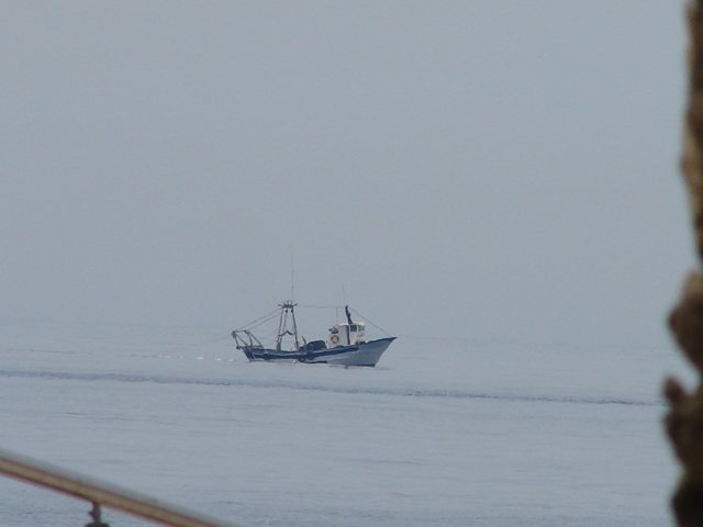 La pesca sigue viva: un pesquero moderno frente a Almuñécar