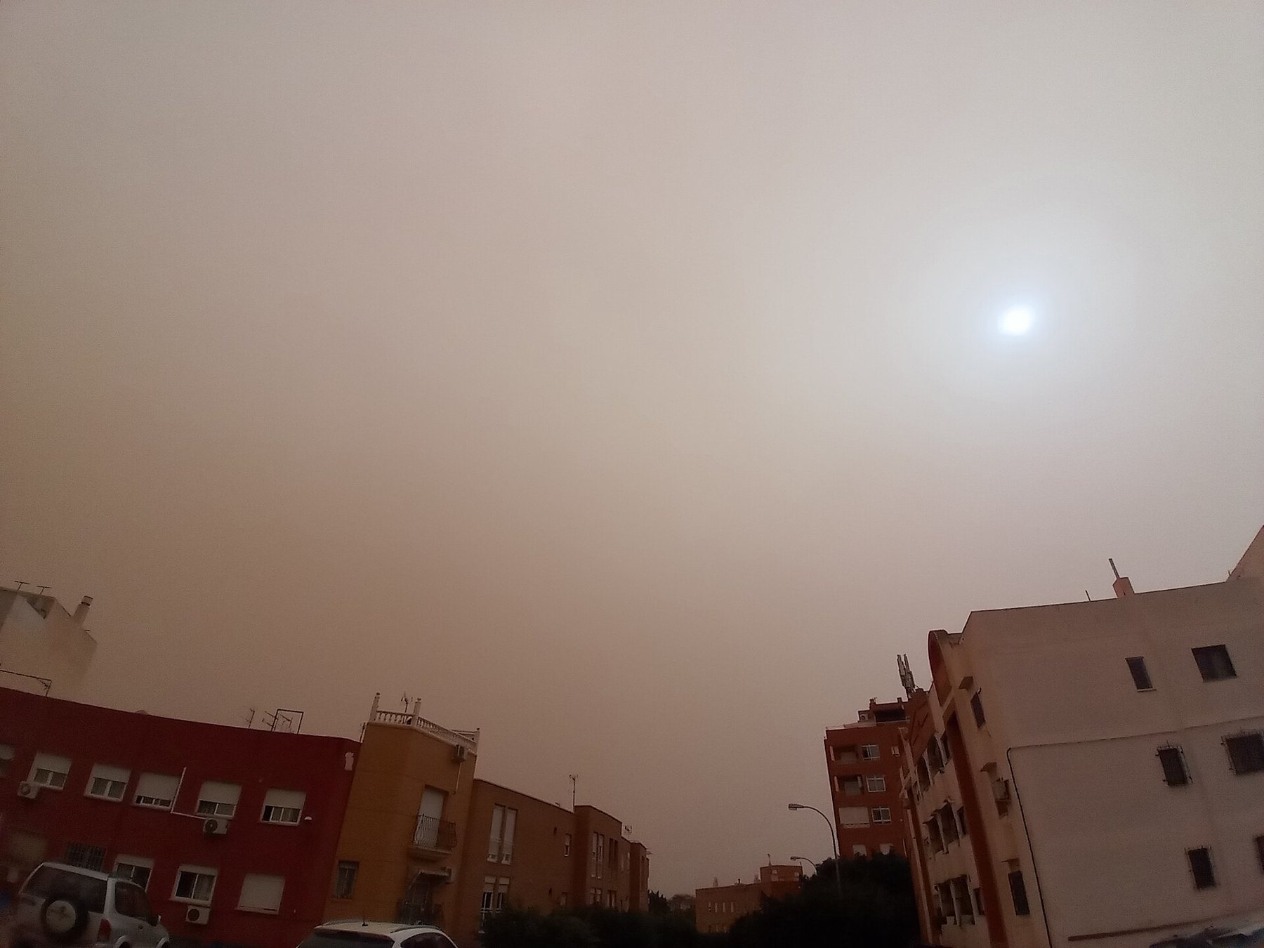 Solen som en bleg skive bag støvet, Almería, 14. marts 2022