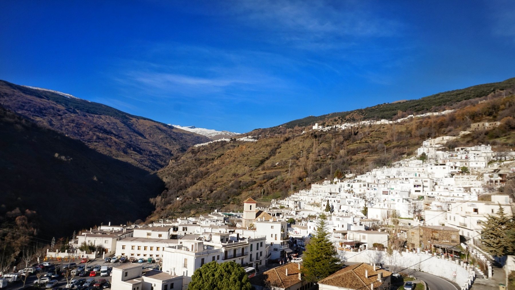 Capileira i Alpujarra med Sierra Nevada bagved