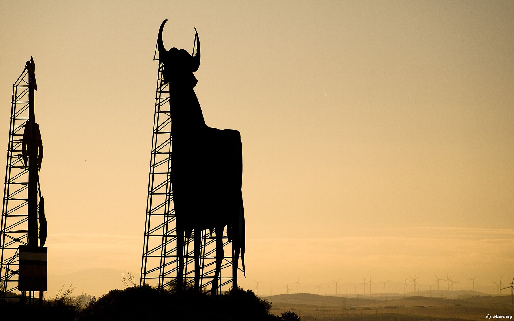 El toro y el letrero de Tío Pepe al amanecer en El Puerto de Santa María, tierra natal de Osborne