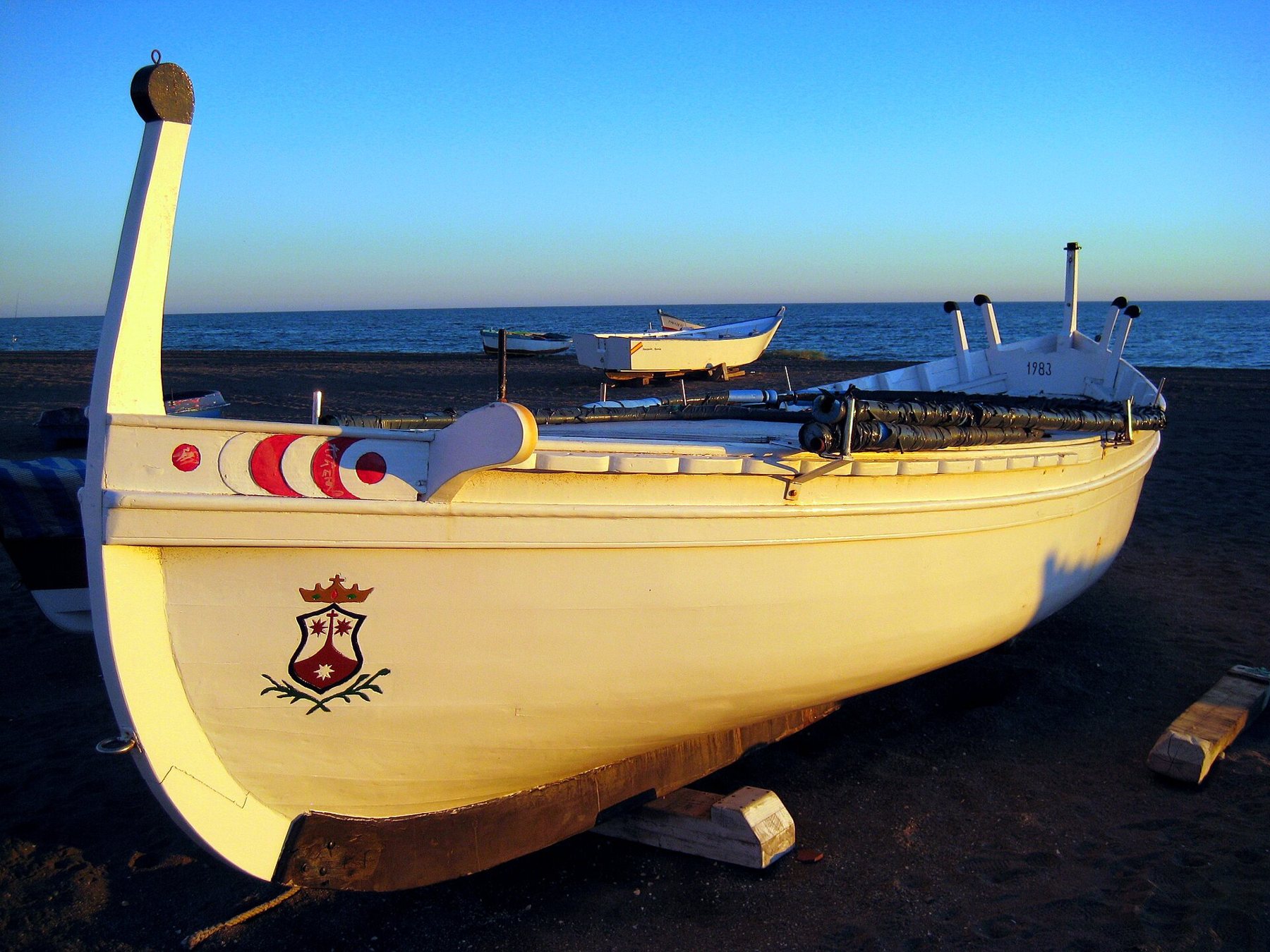 Una jábega en la playa de Rincón de la Victoria, con su ojo pintado y su alta proa