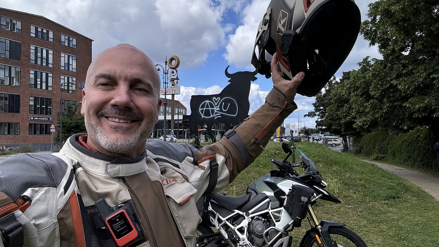 El motociclista Julio Álamo junto al toro en Copenhague (2024)