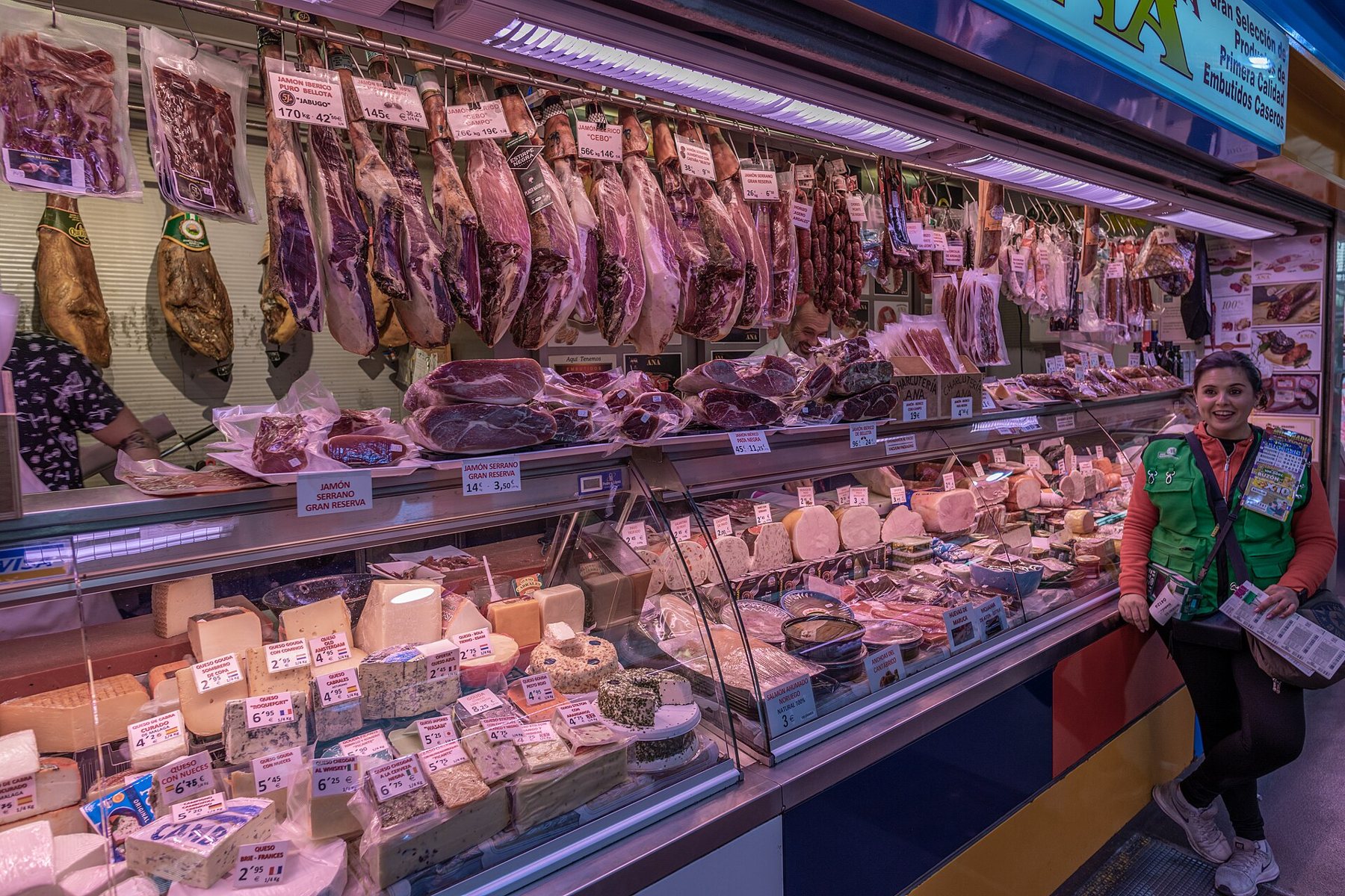 Skinka och chark hänger över disken (Atarazanas, Málaga)