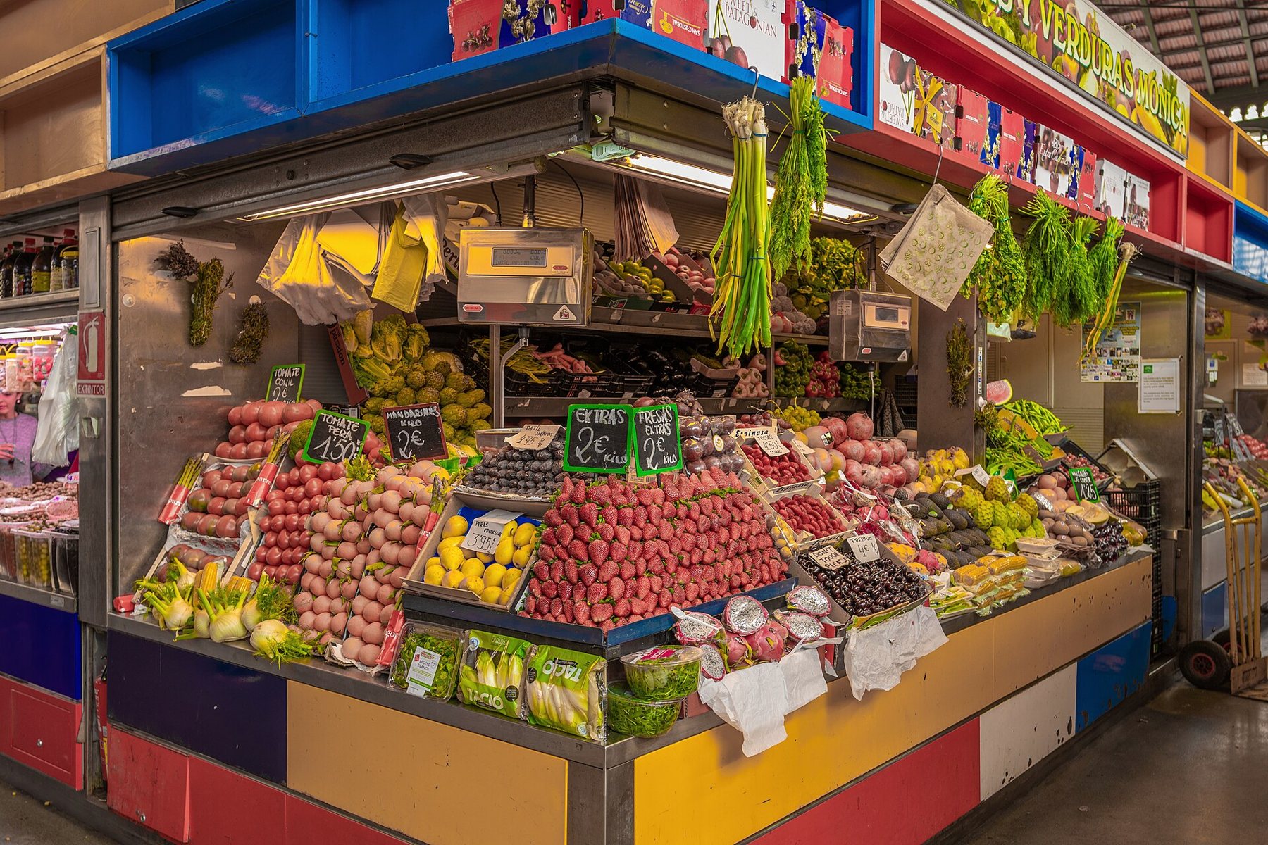 Frukt och grönt staplat i färger (Atarazanas, Málaga)