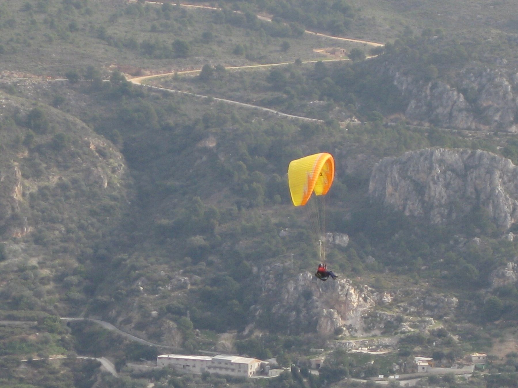 Paraglider over dalen ved Otívar