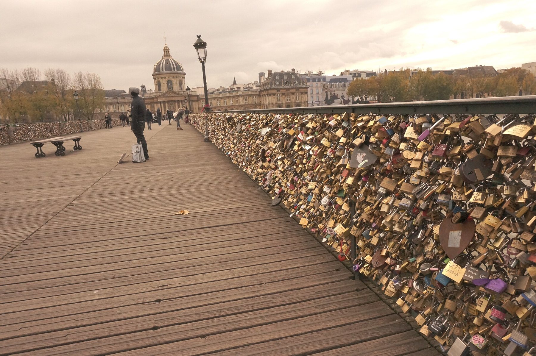 Pont des Arts i Paris, før låsene blev fjernet i 2015