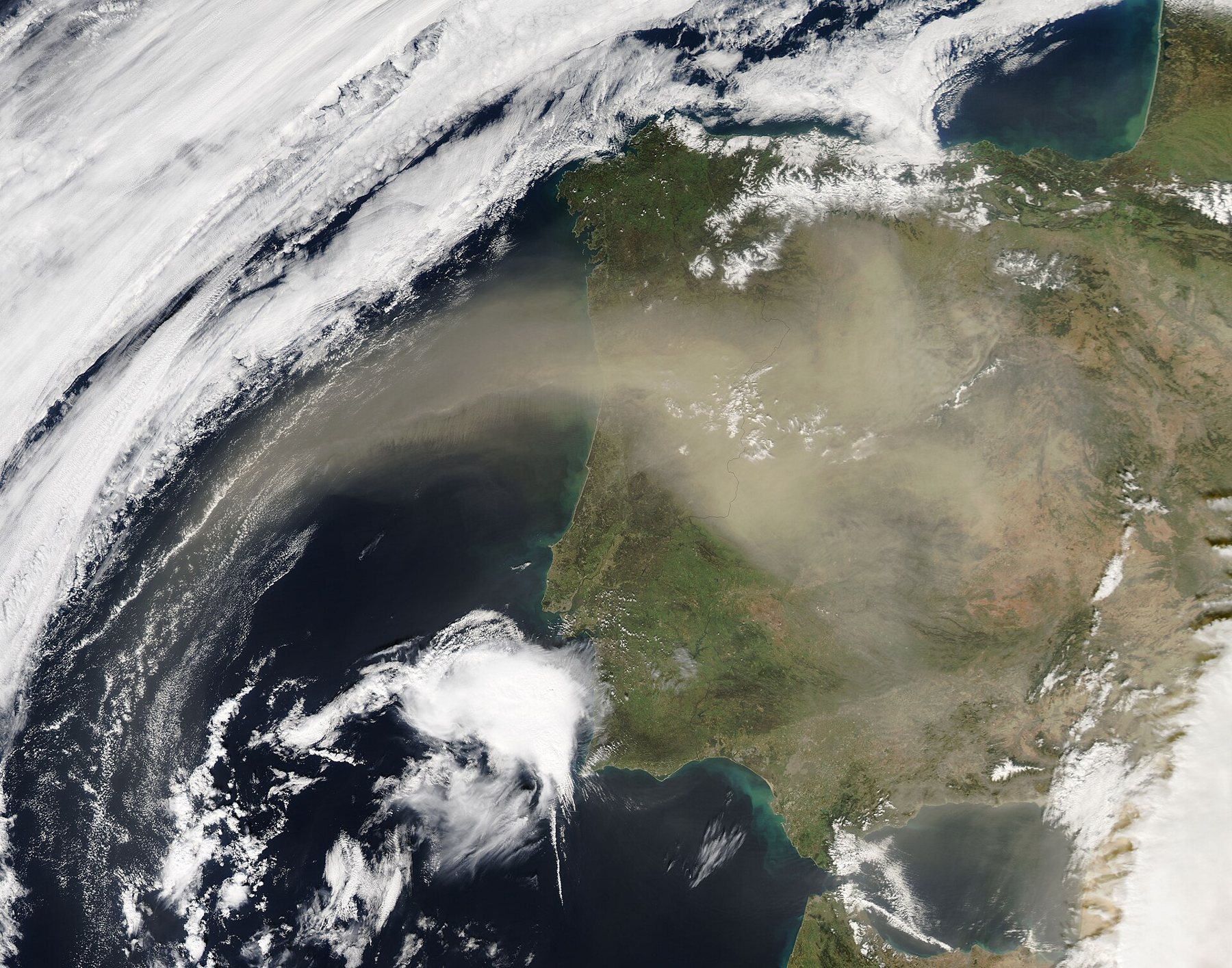 Saharastøv over Den Iberiske Halvø set fra NASA's satellit Aqua den 21. februar 2016 – støvet ligger som et brunligt slør over havet og landet
