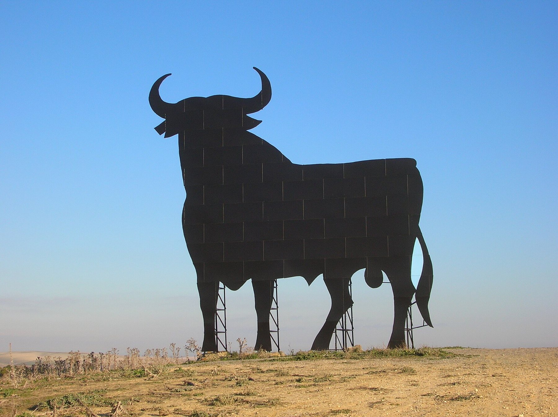El toro de Osborne en Las Cabezas de San Juan (provincia de Sevilla): 14 metros de altura y fabricado en chapa metálica