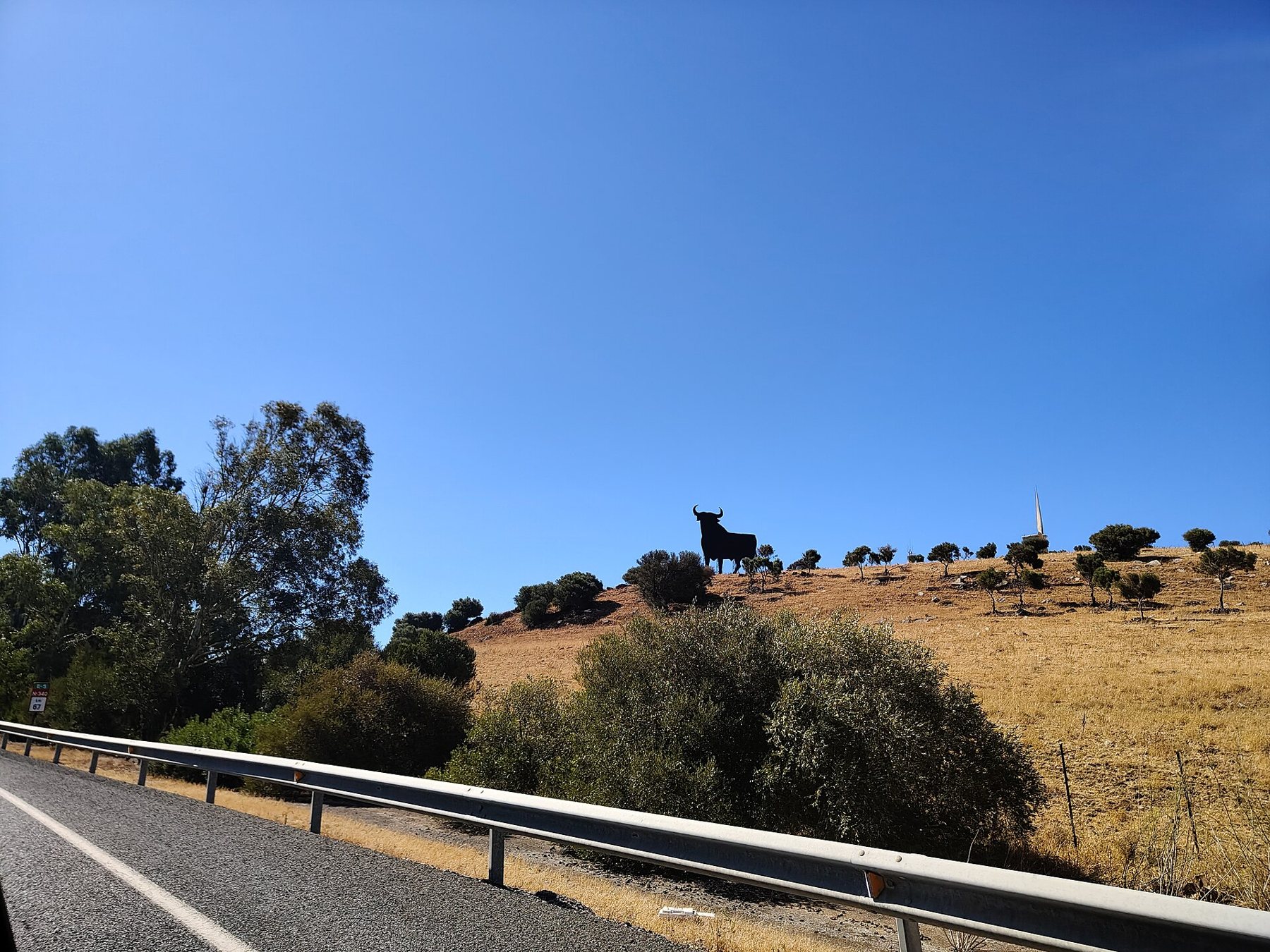 El toro de Tarifa, donde la carretera vira hacia el estrecho de Gibraltar
