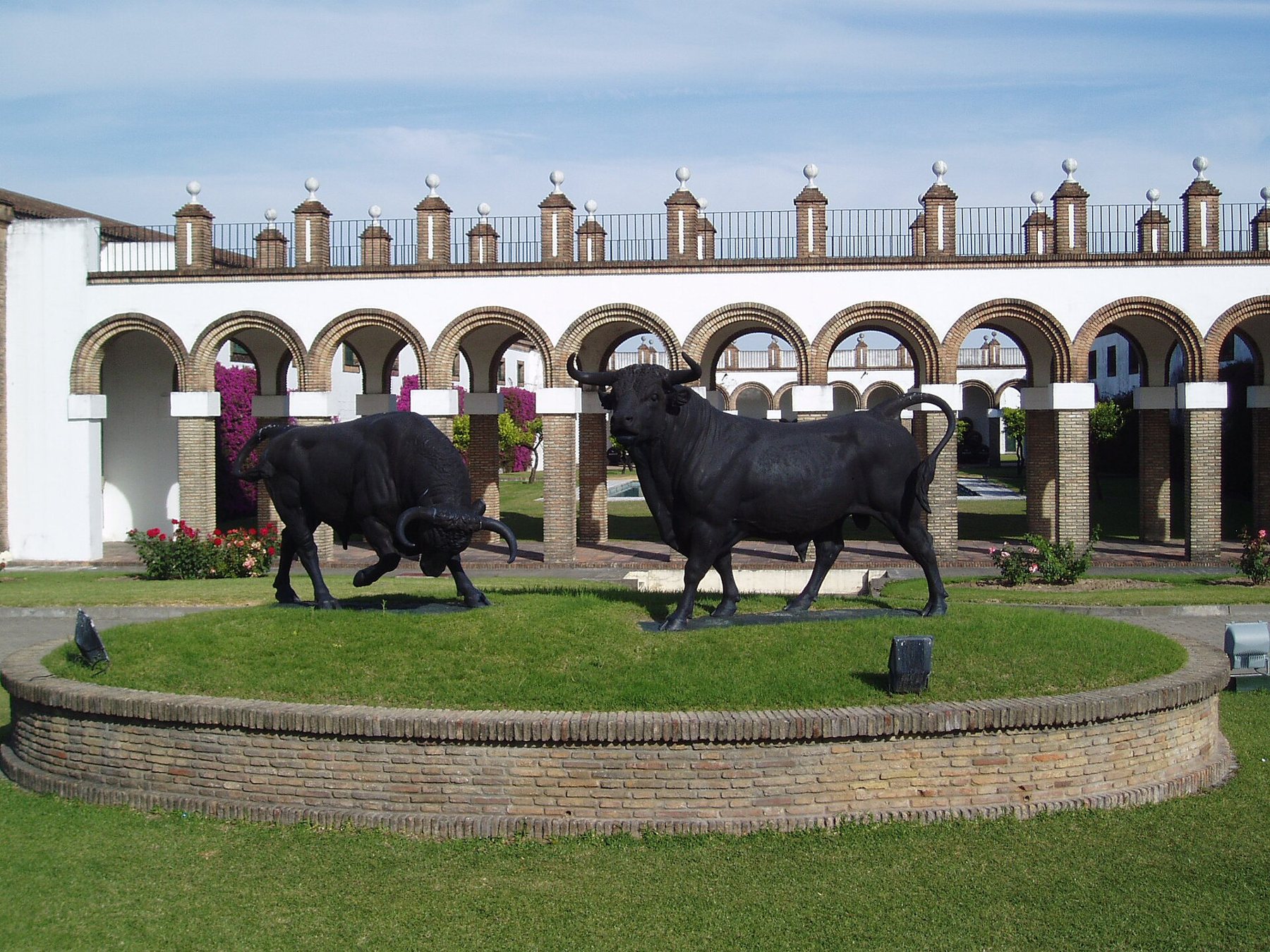 Figuras de toros frente a la Bodega El Tiro en El Puerto de Santa María – hoy Osborne
