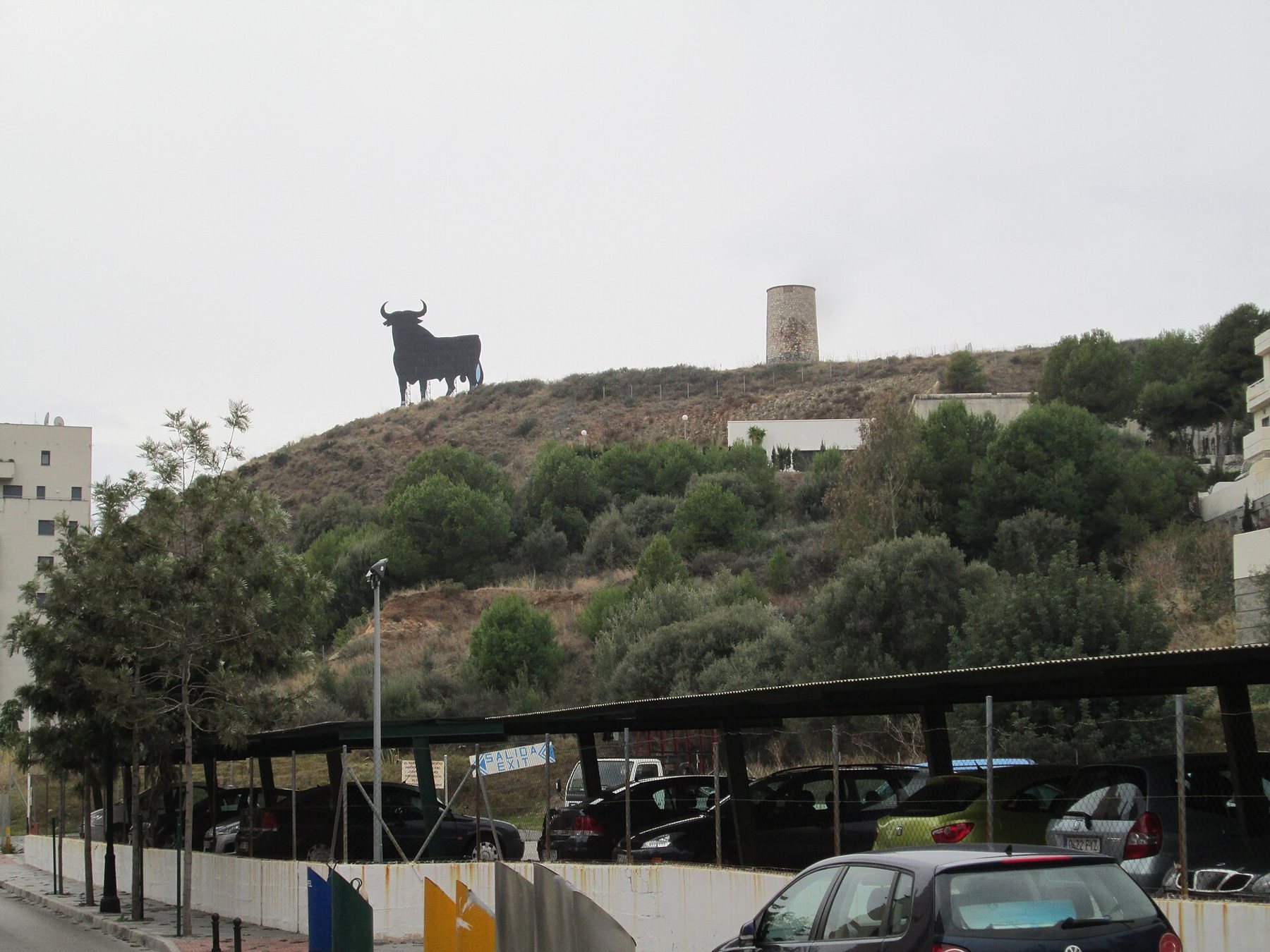 El toro sobre Torreblanca en Fuengirola, con la antigua torre