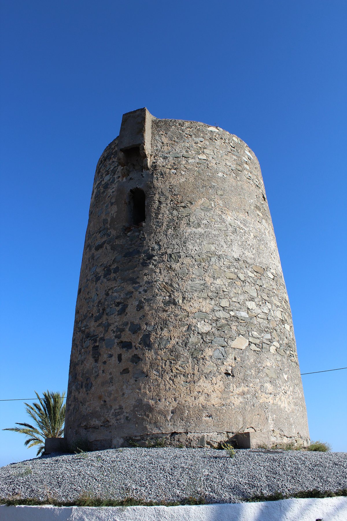 Torre de Velilla, la antigua torre vigía cerca de Playa Tropical: también un recuerdo de la vida junto a la costa