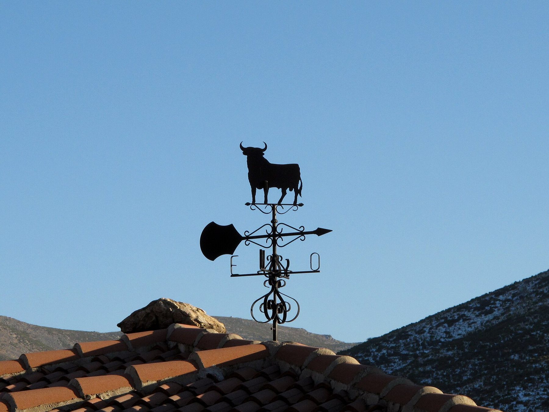 El toro se ha integrado en la vida cotidiana: aquí, como veleta sobre un tejado en Sierra Nevada