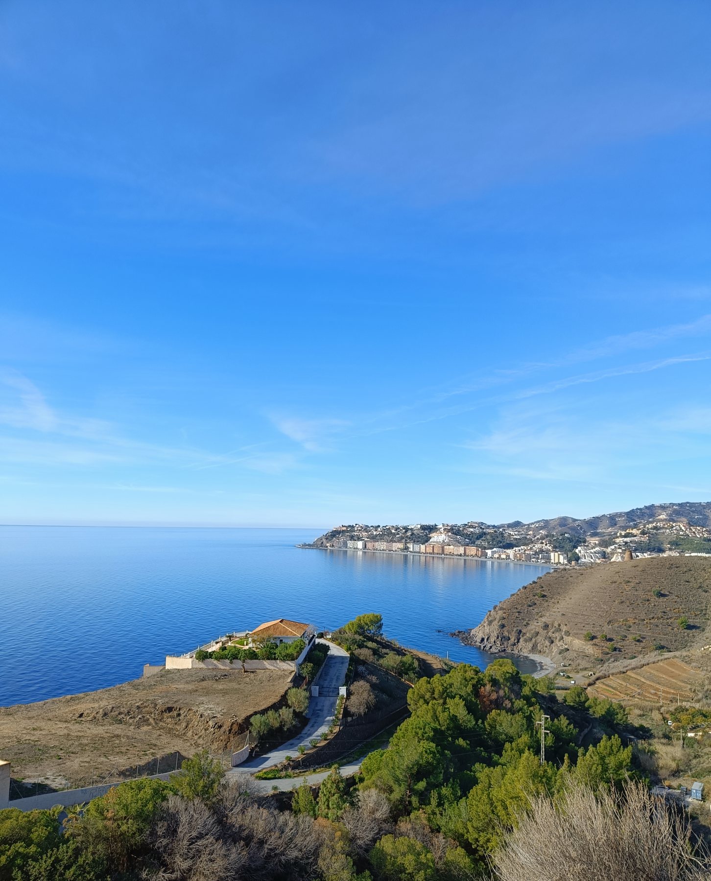 La bahía y las montañas detrás de la costa