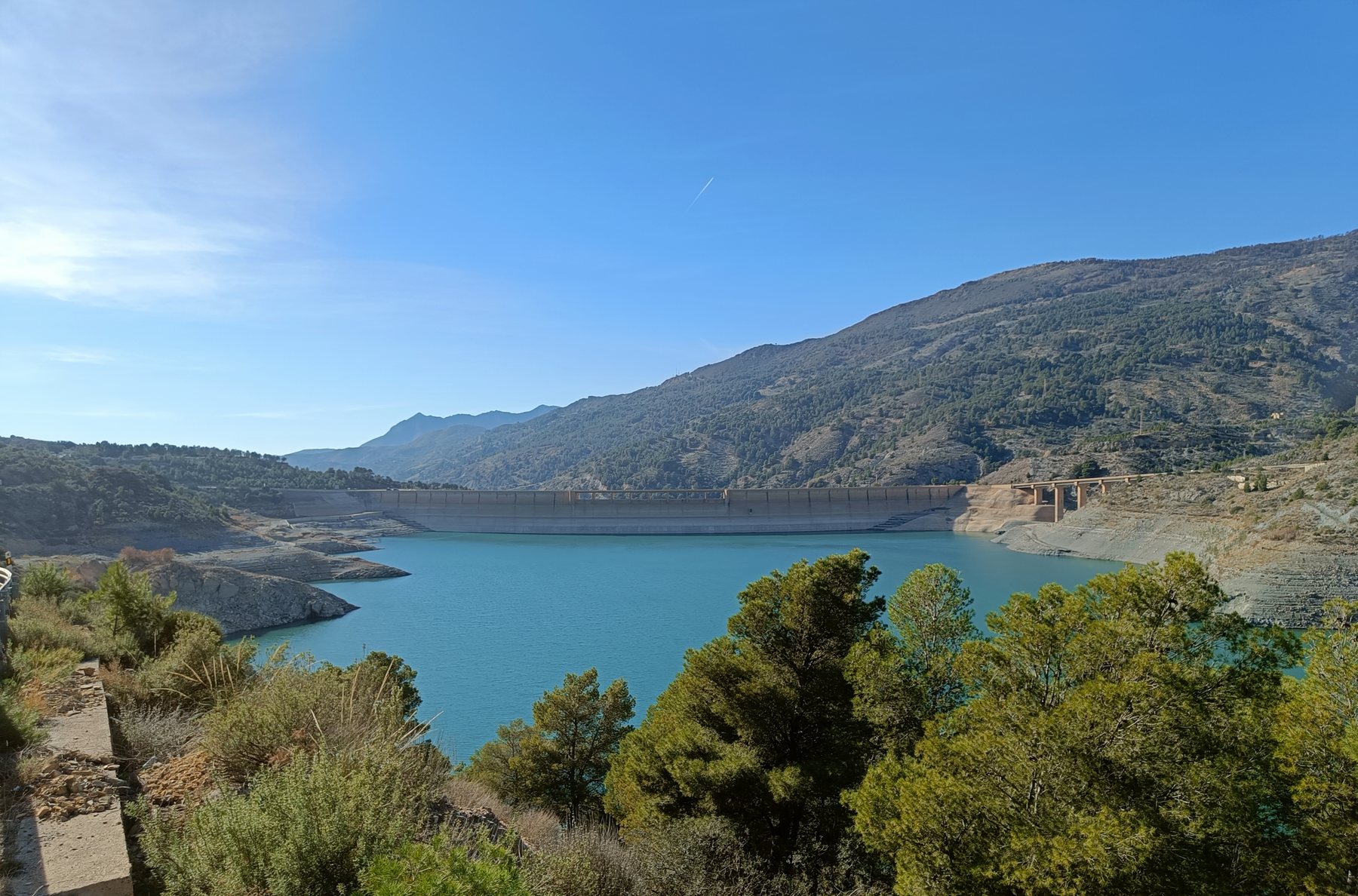 El agua azul del embalse de Rules