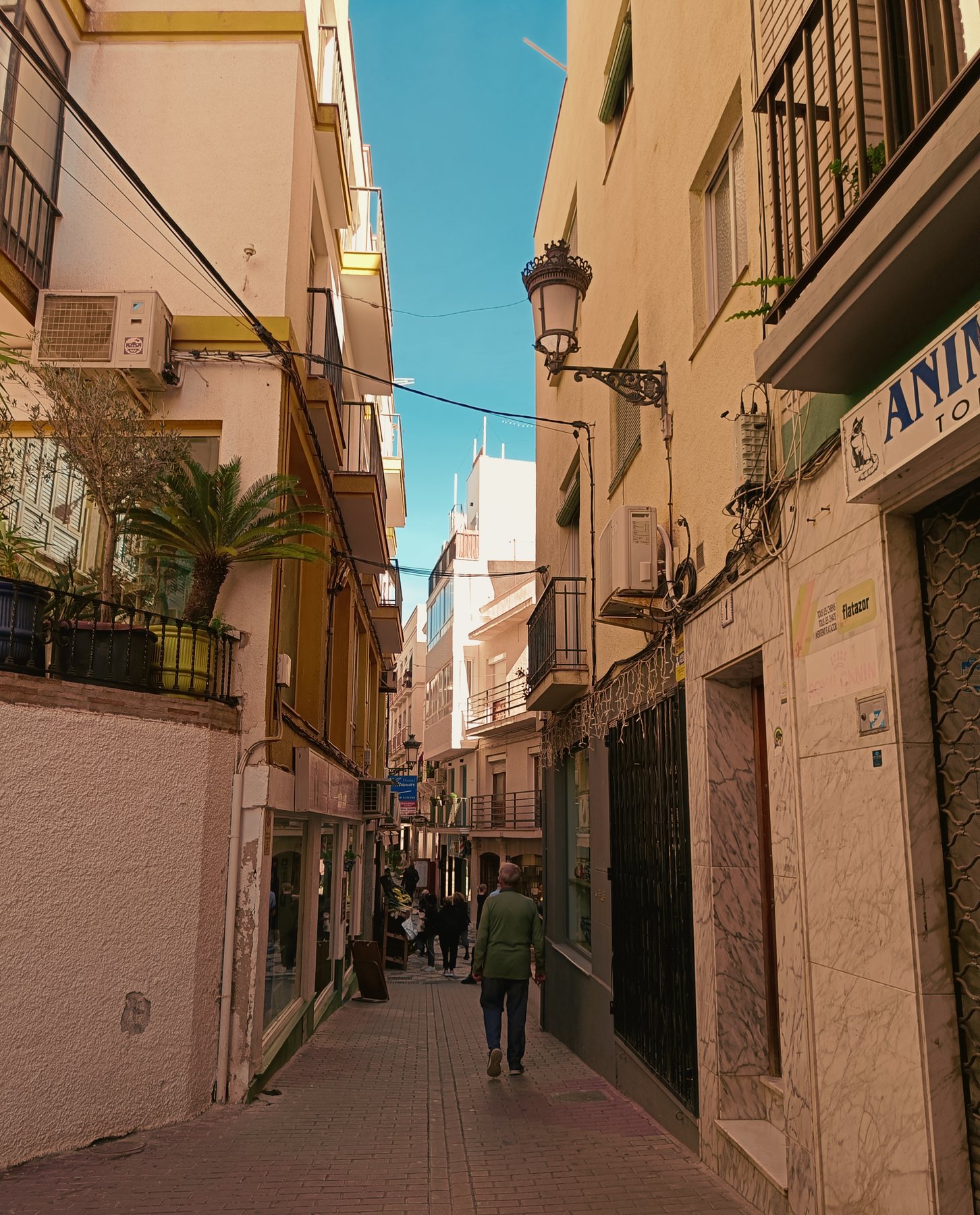 Calle estrecha en el casco antiguo
