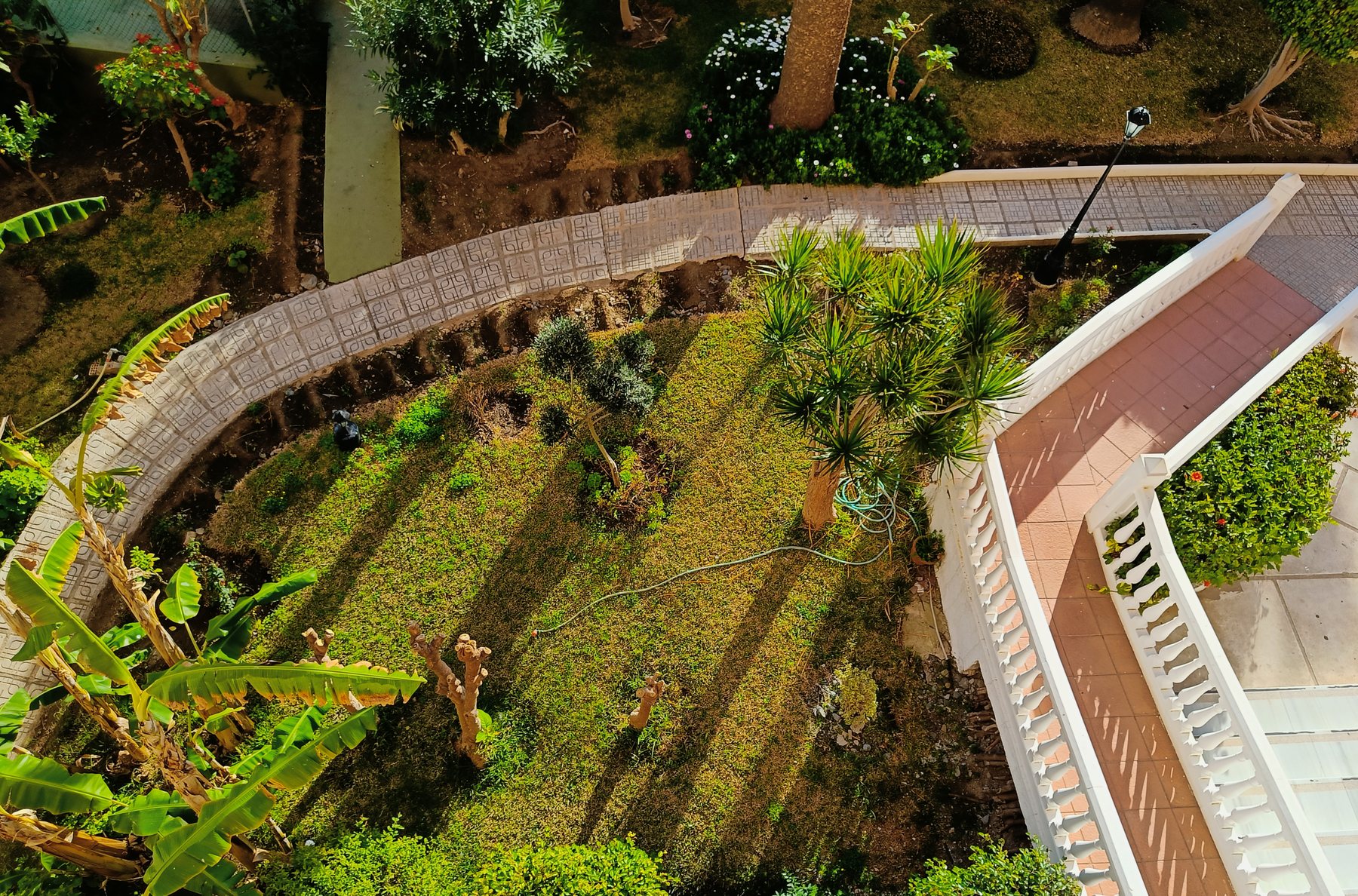 El jardín y los senderos vistos desde arriba