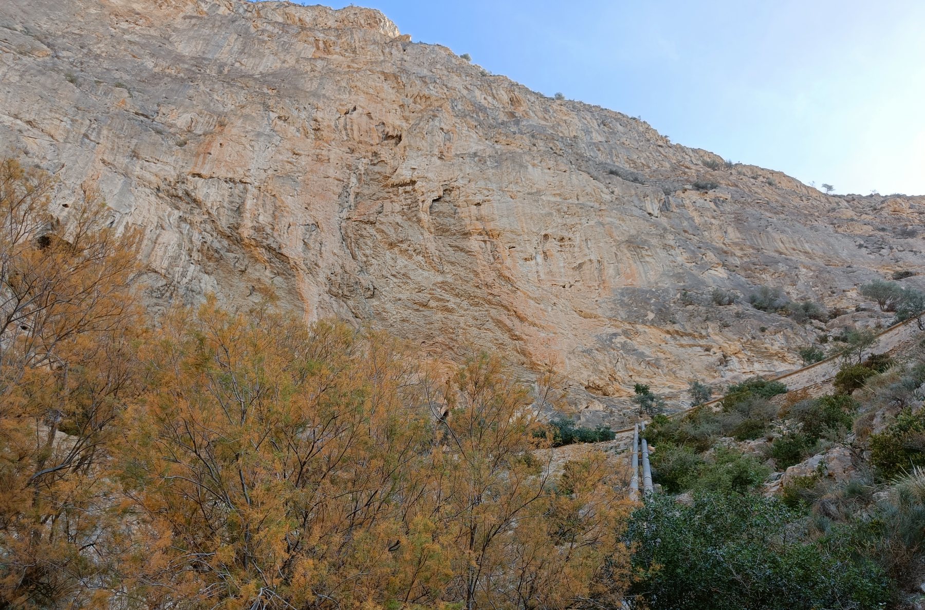 Los paredones rocosos en las montañas detrás de la costa