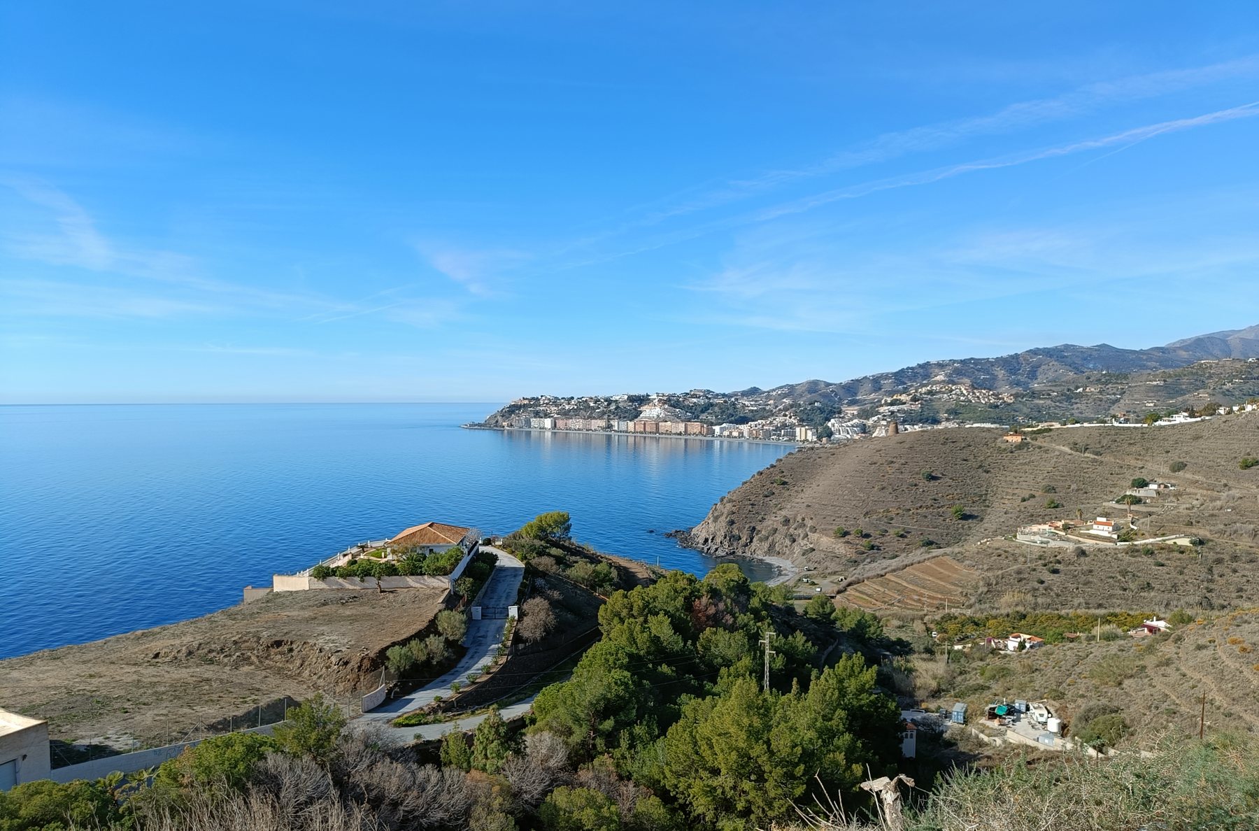 La costa vista desde la carretera de la montaña