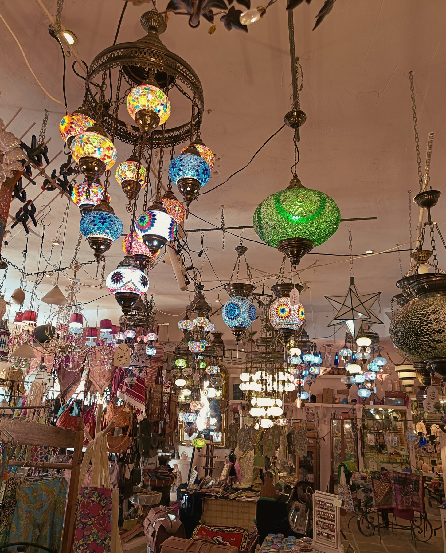 Lámparas marroquíes en una tienda del pueblo