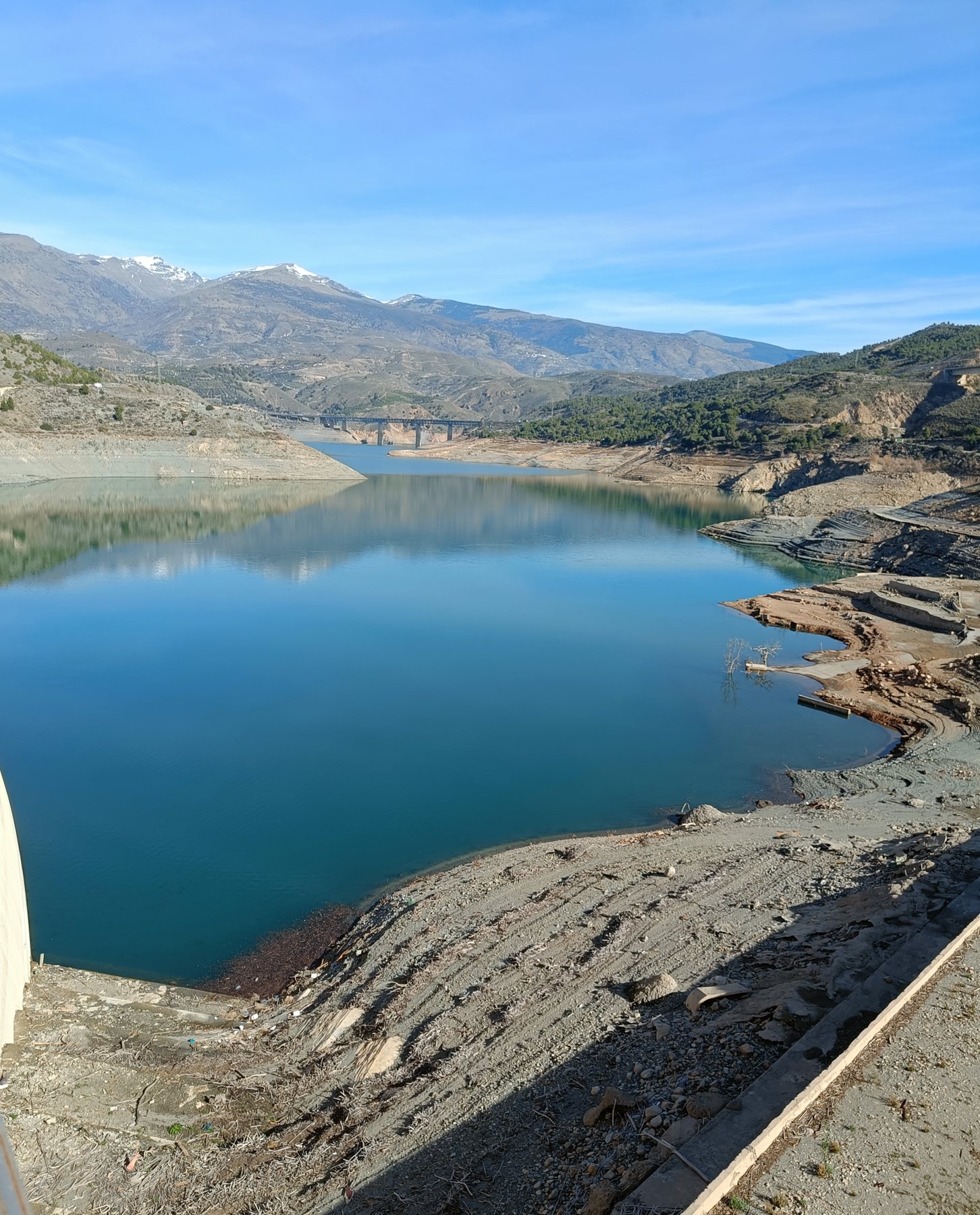 El embalse de Rules con Sierra Nevada al fondo