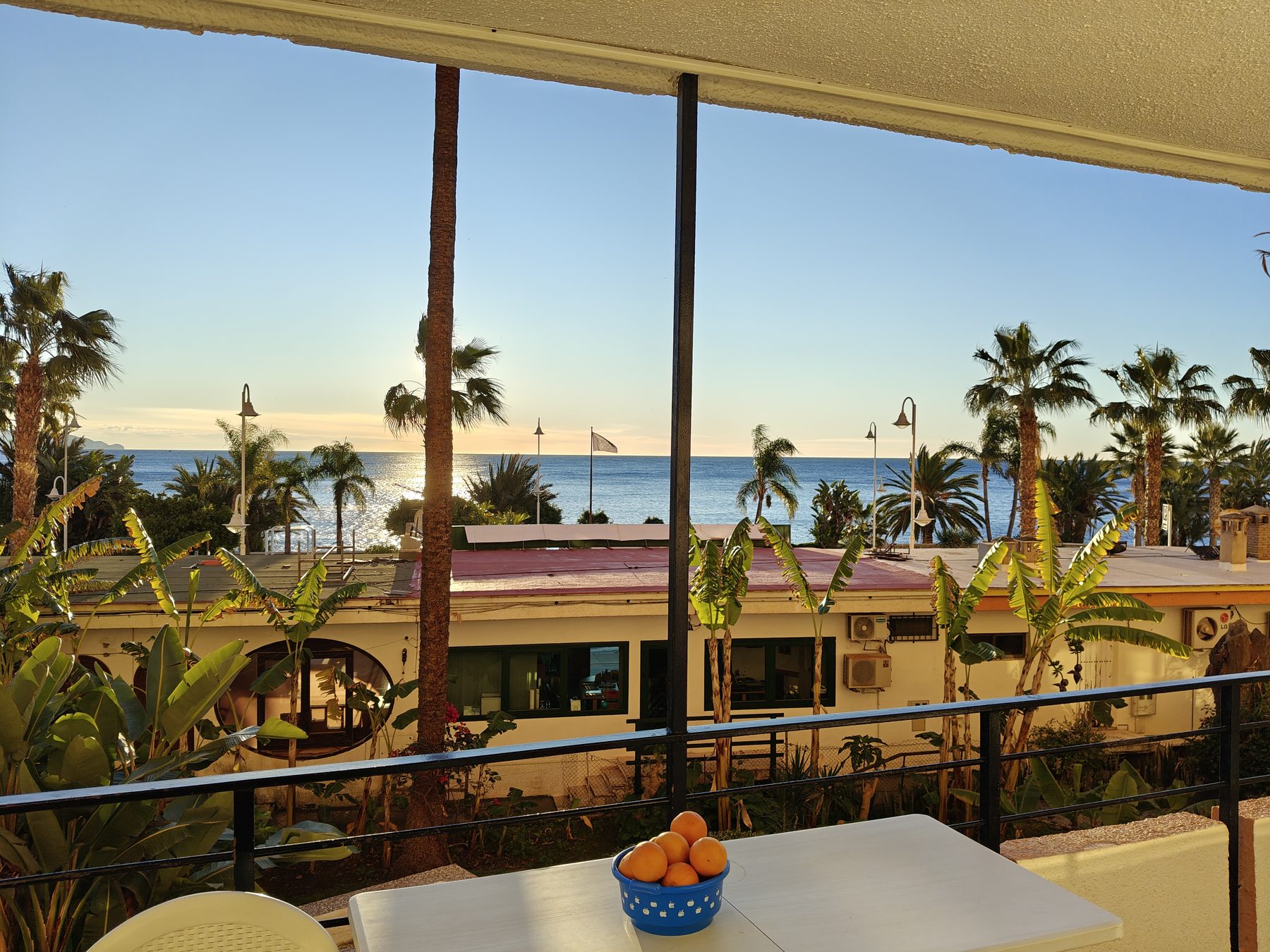 Sol de la mañana sobre el jardín en Playa Tropical