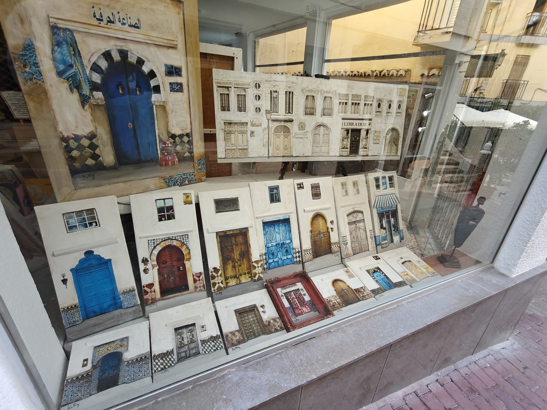 Escaparate con puertas pintadas