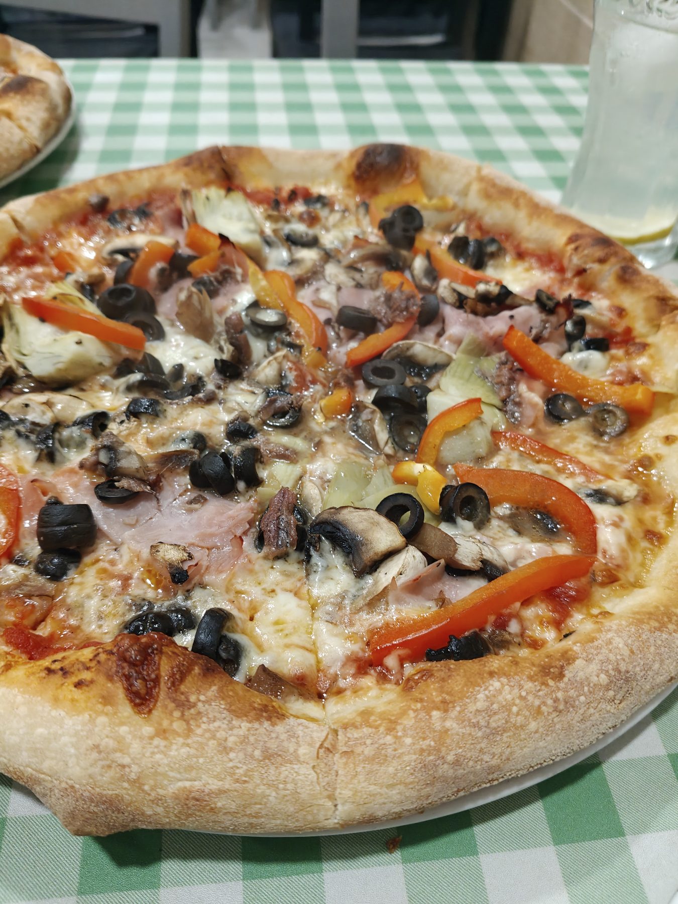 Stenovnsbagt pizza på en lokal restaurant