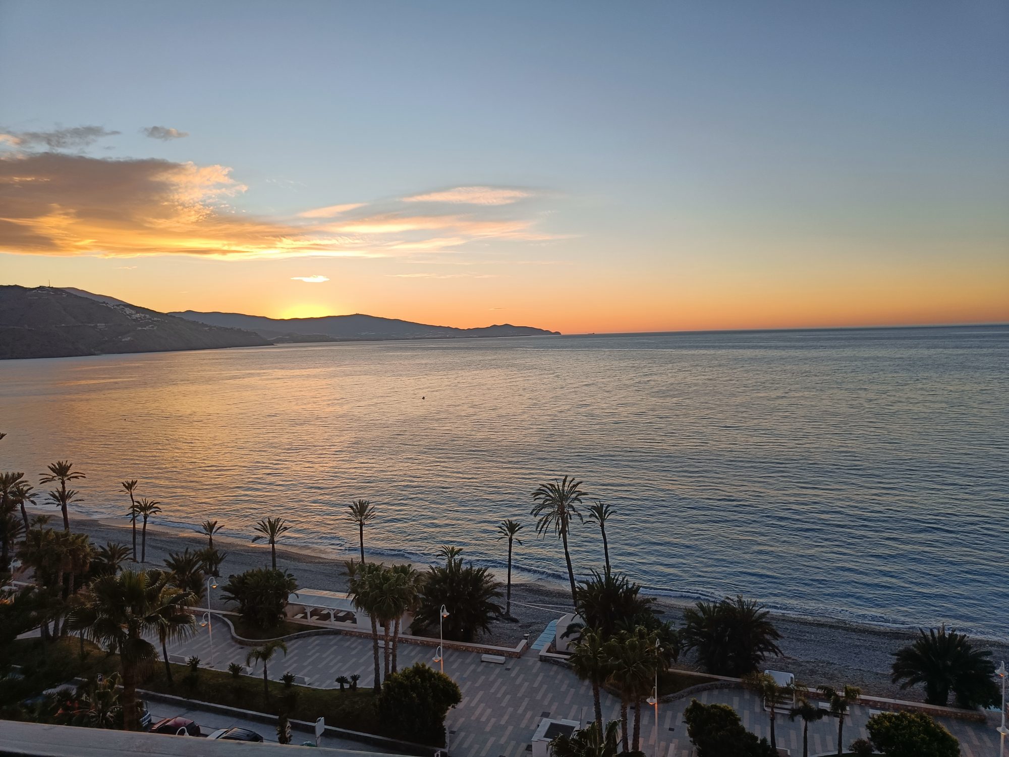 Amanecer sobre la playa de Velilla