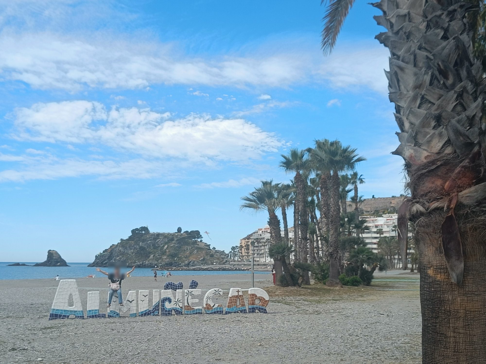 La playa junto al cartel