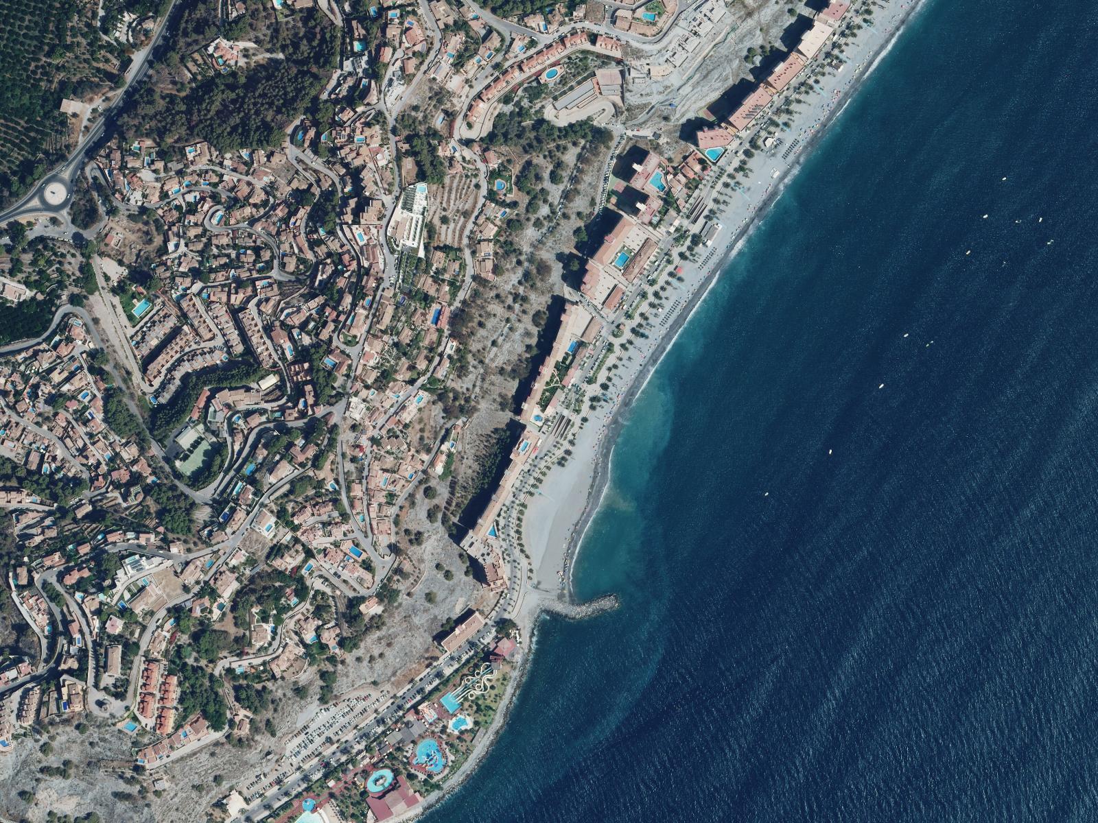 Luftfoto af Velilla og Playa Tropical i dag
